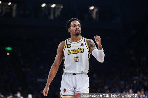 球迷叫你大爹？巴里-布朗：这挺奇怪的 我就当是夸我了